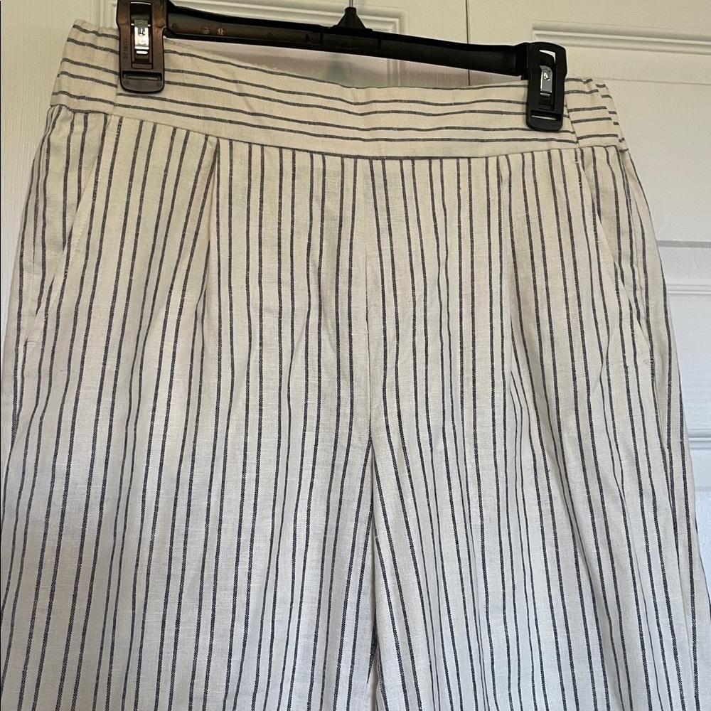 Women’s S Apt. 9 cream/blue vertical stripe 53% linen 2% spandex wide leg capris